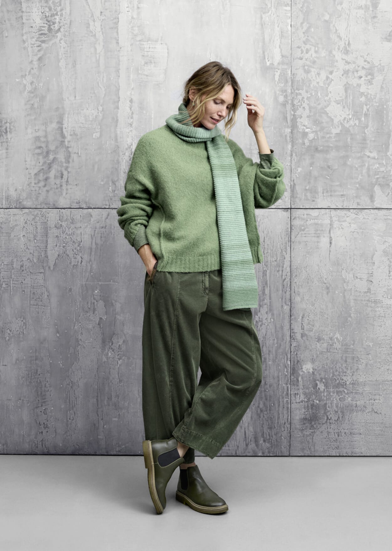 Damesmodel in groene herfstoutfit