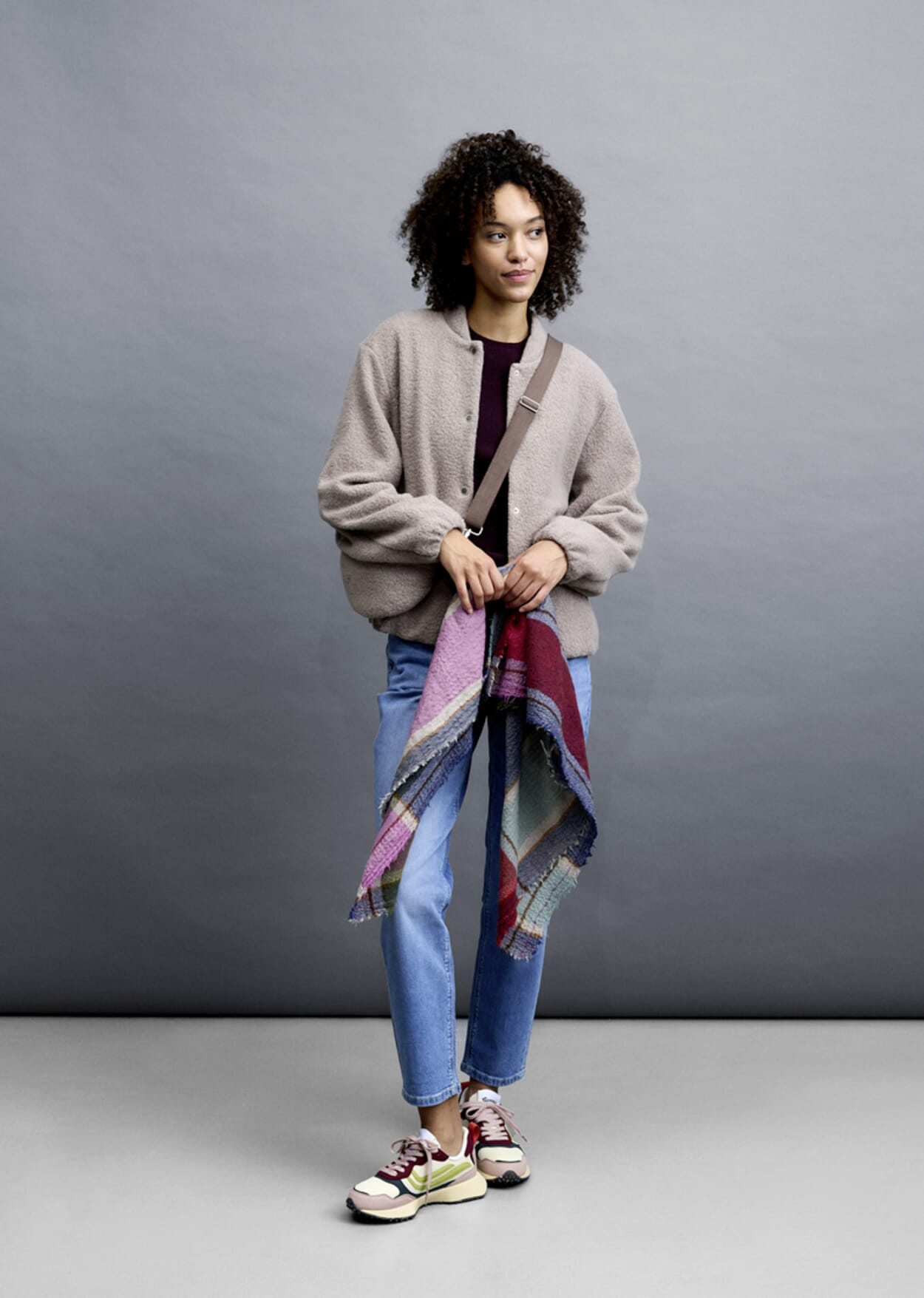 Damesmodel in herfstlook met sjaal in de hand