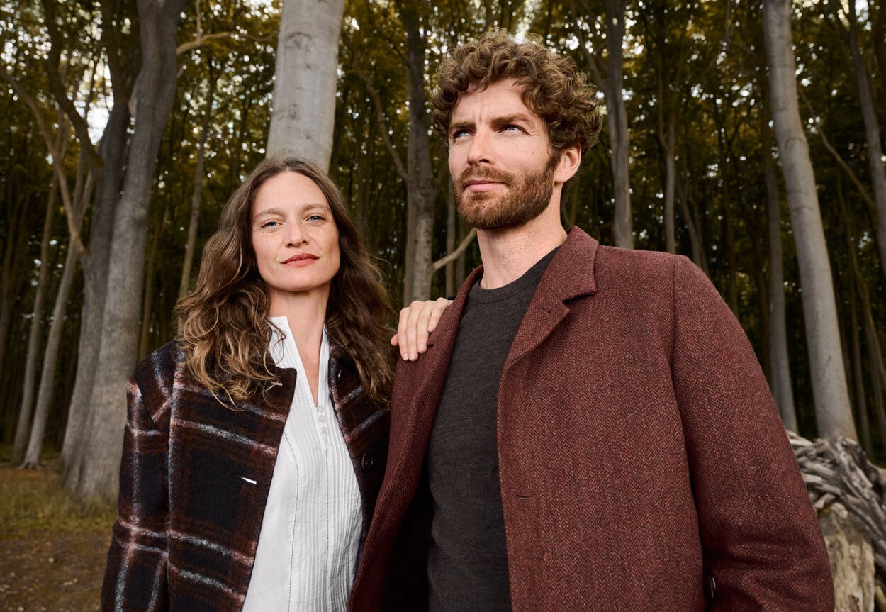 Zwei Models in Herbstoutfits