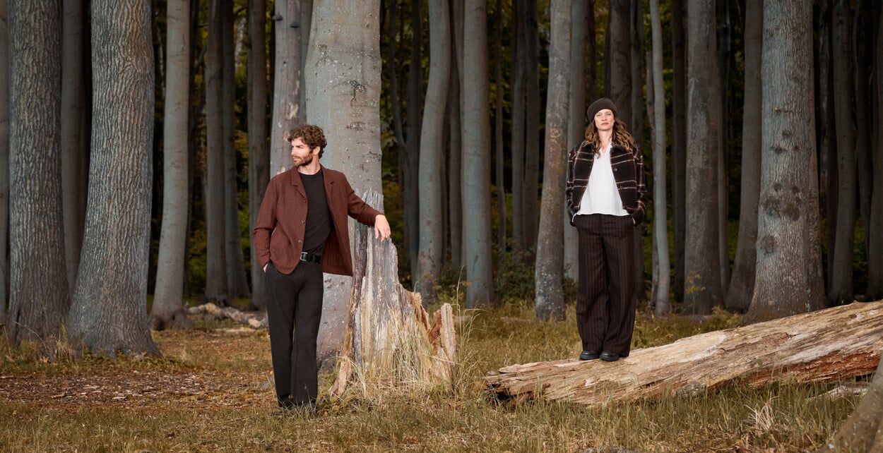 Zwei Models in Herbstoutfit