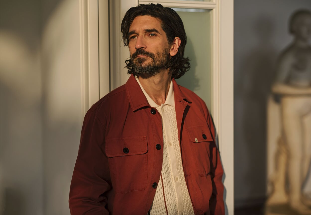 Männliches Model im Frühlingsoutfit in Abendsonne