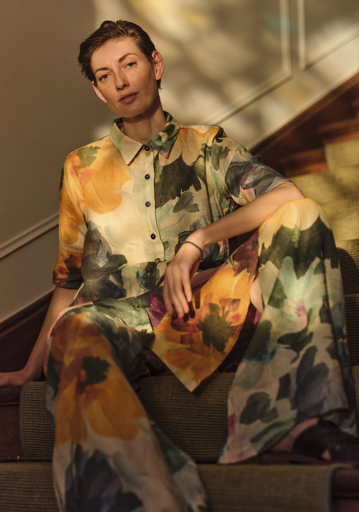 Weibliches Model im Frühlingsoutfit in Abendsonne