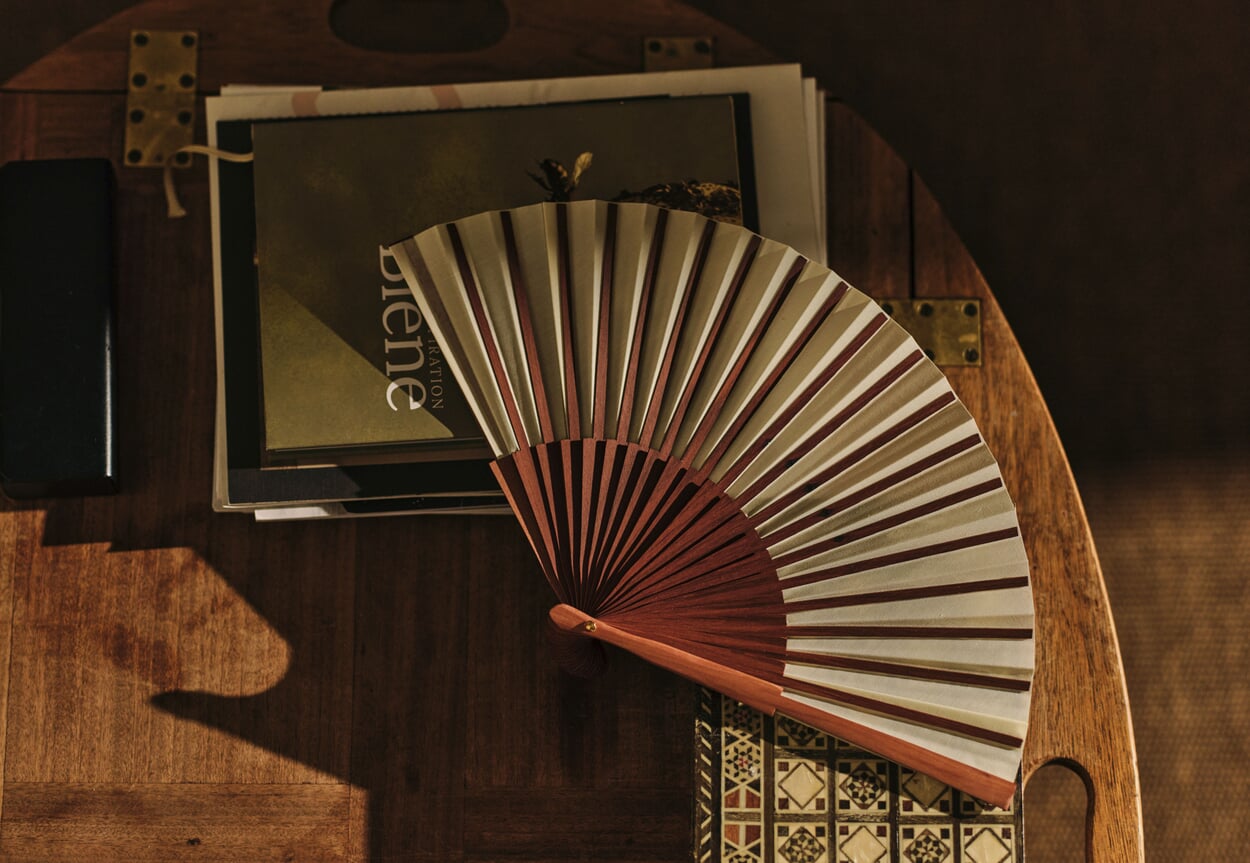 Model im Frühlingsoutfit in Abendsonne