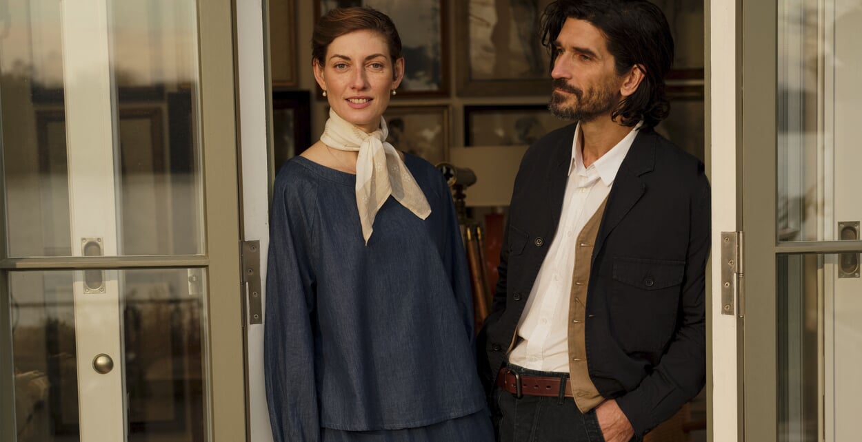 Zwei Models in Frühlingsoutfit in Abendsonne - ein Fächer