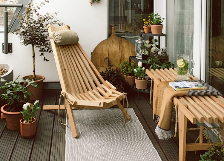 Liegestuhl aus Eschenholz auf dem Balkon