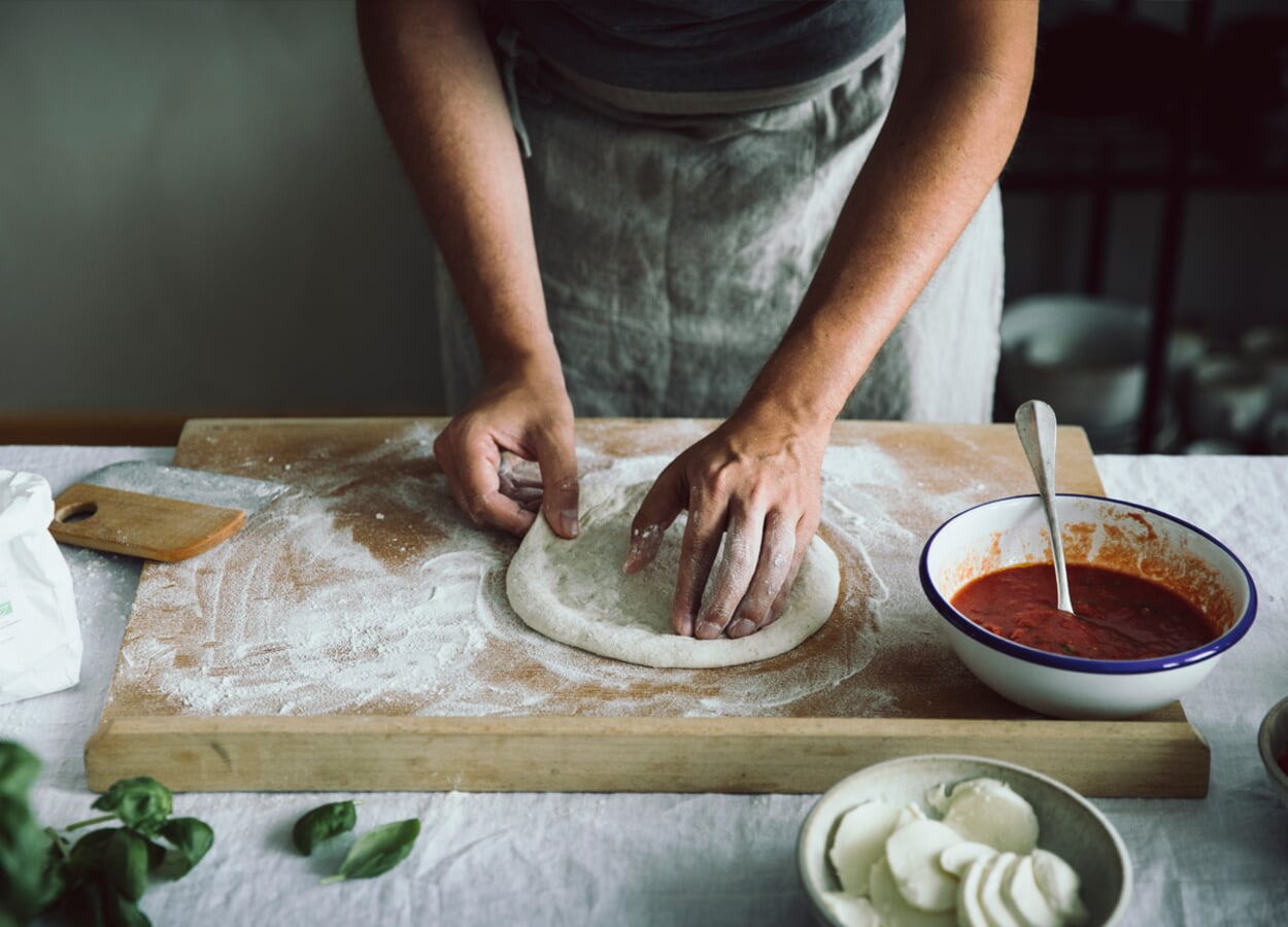 Een pizza bedekken