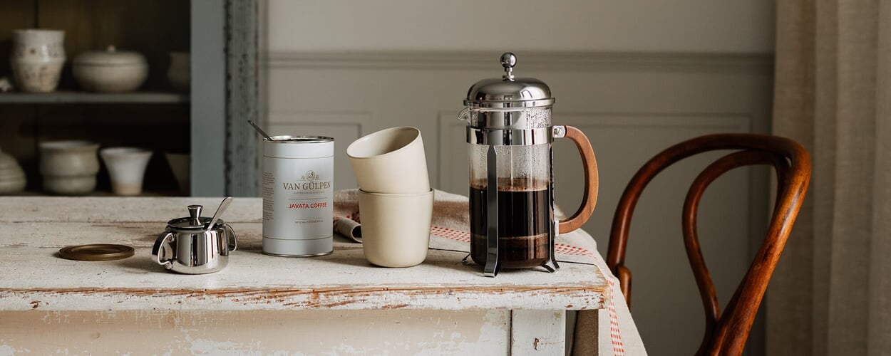 Pressstempelkanne mit Kaffee auf dem Küchentisch