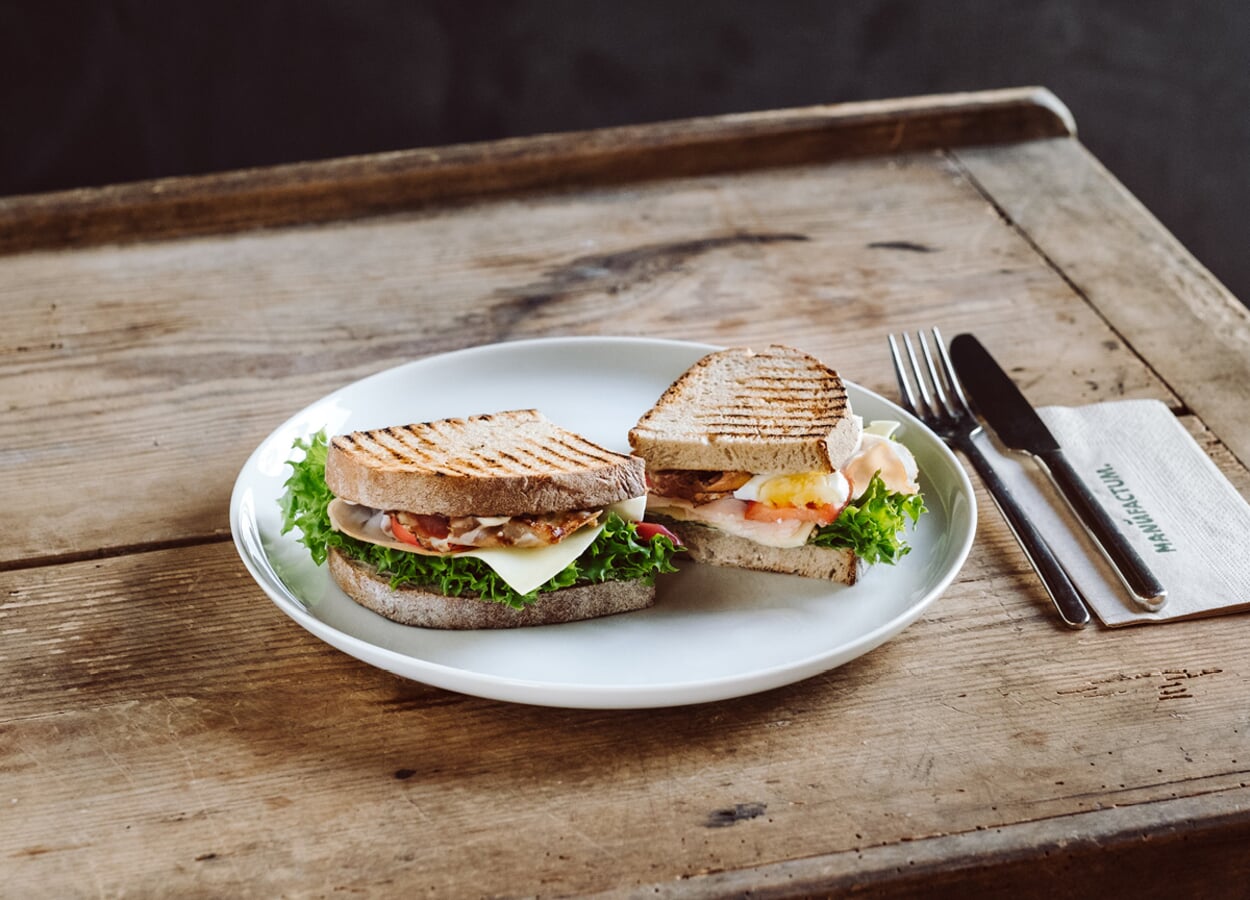 Sandwich and latte macchiato