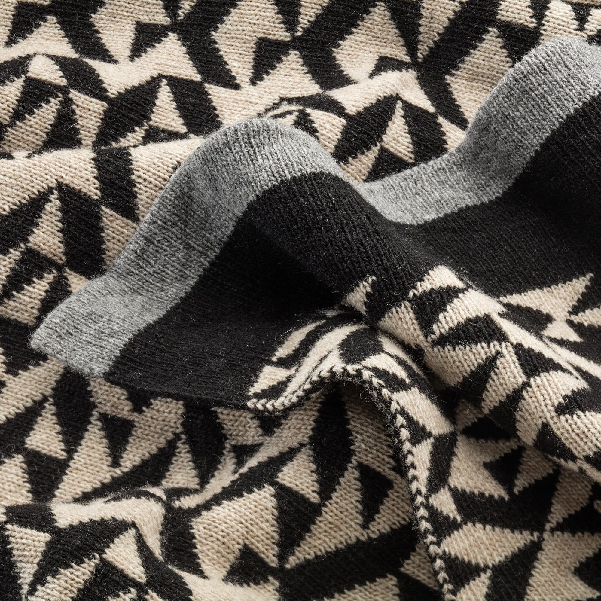 Knitted plaid geometric | Manufactum