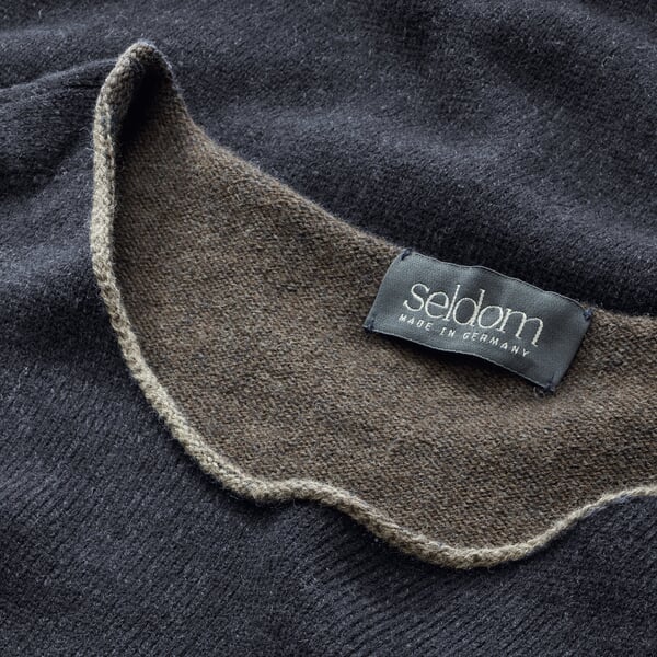 Herrenpullover Merinowolle Blaubraun, Detailsicht
