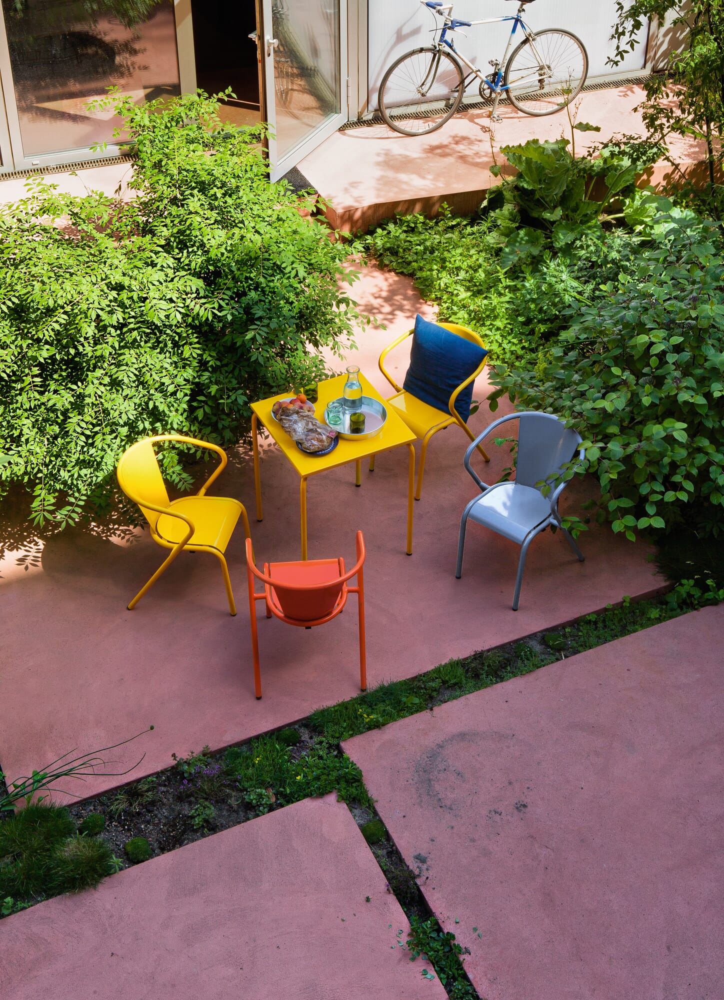 Estoril table, RAL 1023 Traffic yellow | Manufactum