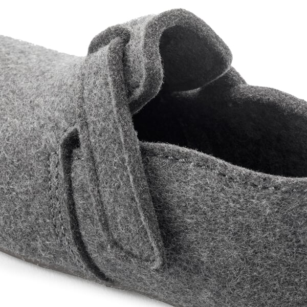 Vilten pantoffel Grafiet, close-up