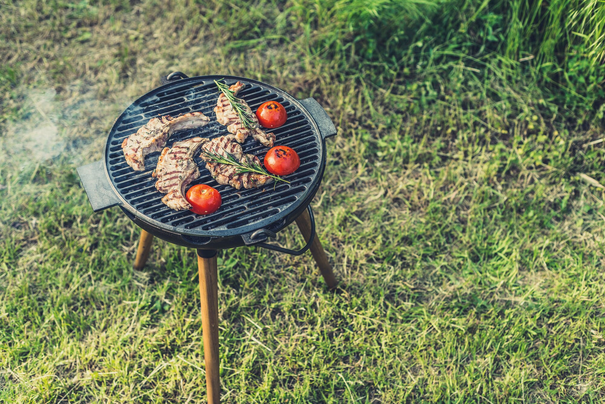 Three-legged grill cast iron