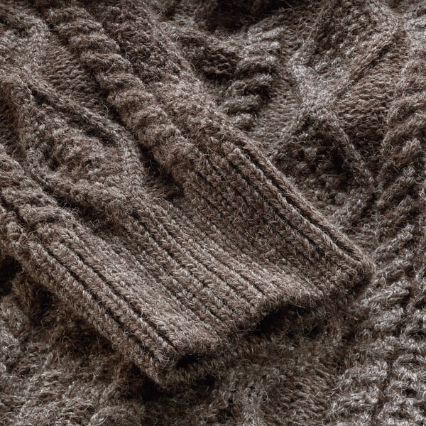 Black Sheep Aran-Pullover Braun, Detailsicht