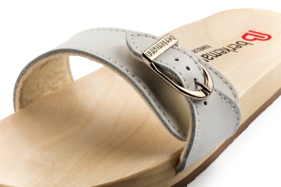 Houten sandaal Wit, close-up