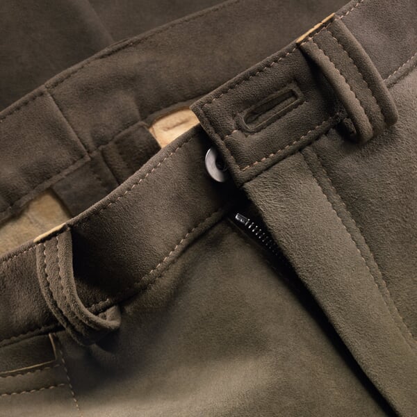Deerskin trousers old tanned Olive, close-up