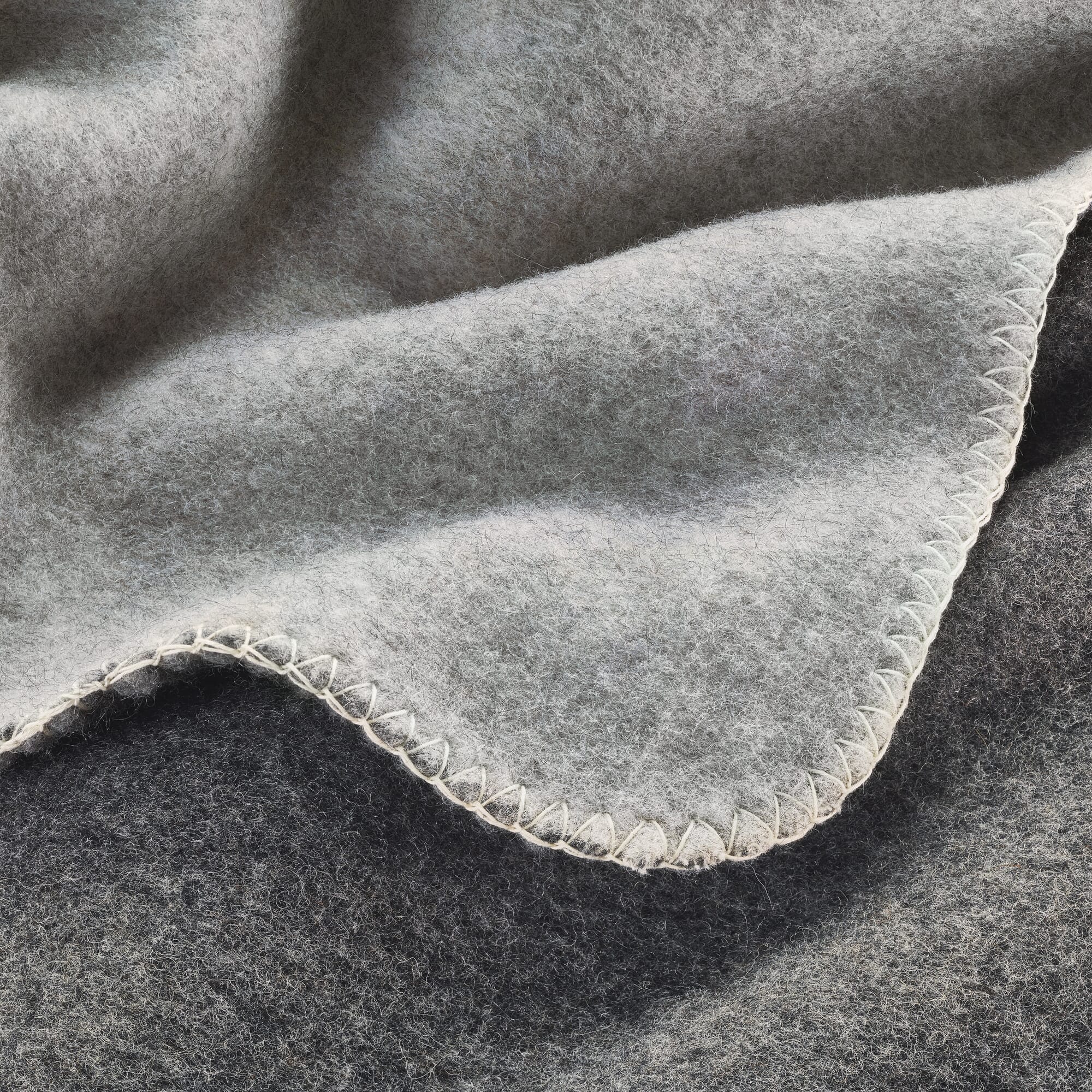 Couverture laine woolmark double face gris anthracite 240x260 cm