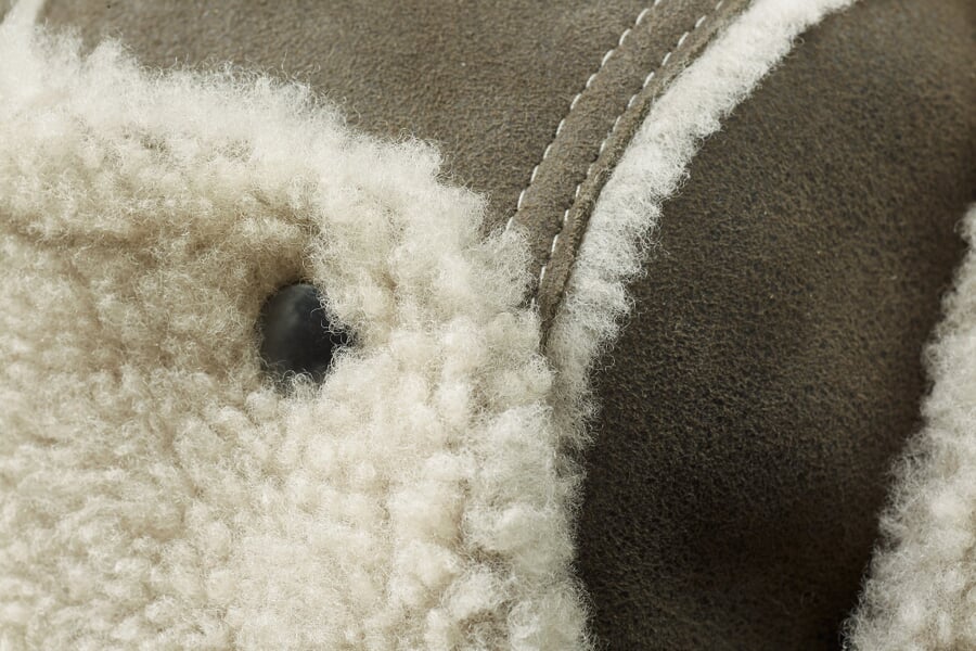 Heren Lamsvel Hoed Grijsbruin, close-up