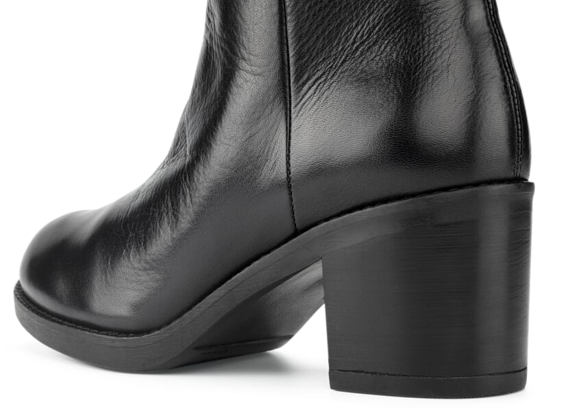 Women’s Calfskin Ankle Boots Black, close-up