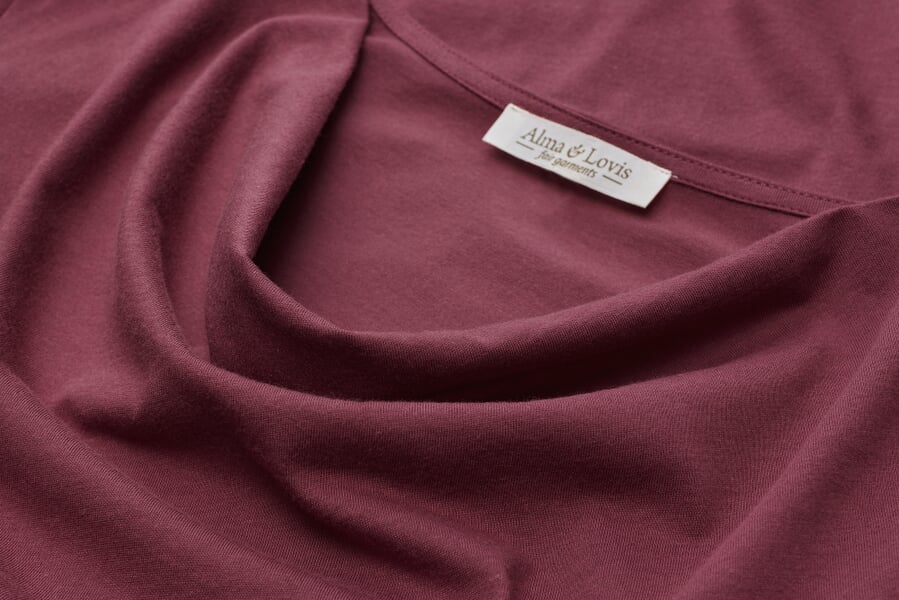 Dames-shirt Cascade Donkerrood, close-up
