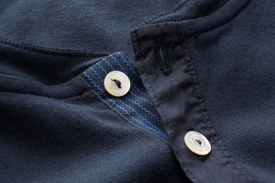 Herren-Henley-Shirt Langarm Dunkelblau, Detailsicht