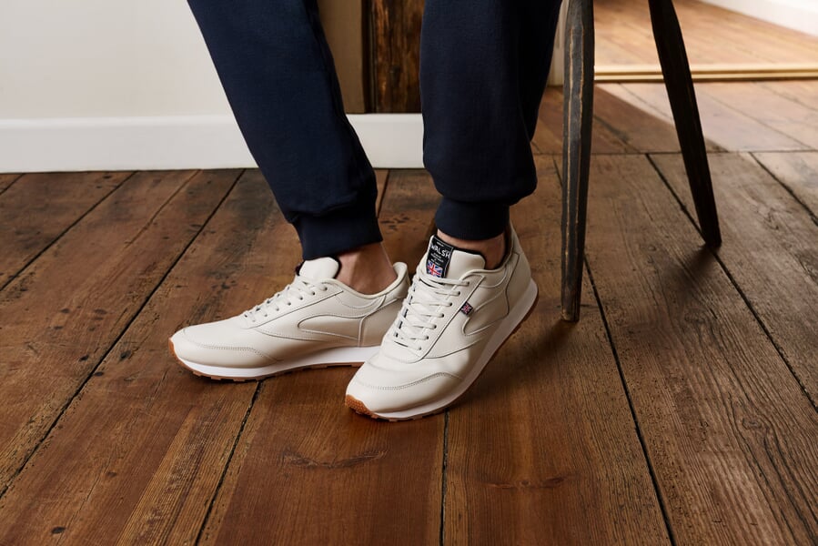 Herensneaker glad leer Natuurlijk wit, toepassingsvoorbeeld