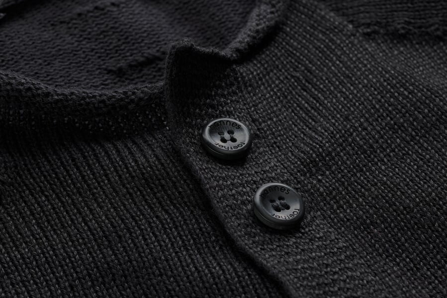 Men cardigan buttoned Black-blue, close-up