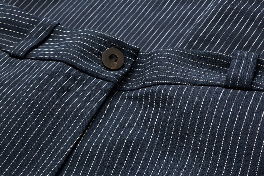 Damen-Marlenehose Nadelstreifen Dunkelblau, Detailsicht